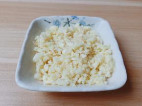 大蒜用刀背拍一下好剥皮，去皮再切成蒜泥。