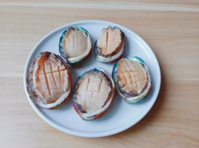 鲍鱼肉和鲍鱼壳都洗干净，在鲍鱼肉上切十字花刀。