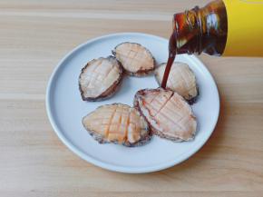 切好的鲍鱼加上蚝油一勺。