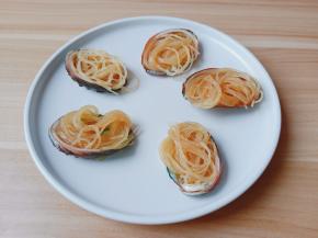 鲍鱼壳上面放上粉丝。