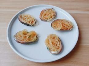 鲍鱼壳上面放上粉丝。