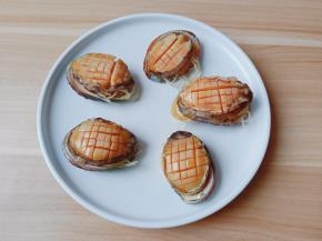 放上切好的鲍鱼。