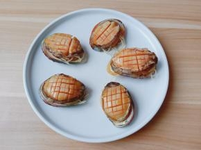 放上切好的鲍鱼。