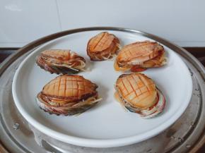 鲍鱼上锅蒸，上汽后8分钟，鲍鱼不要蒸时间太长，蒸时间过长鲍鱼会老。