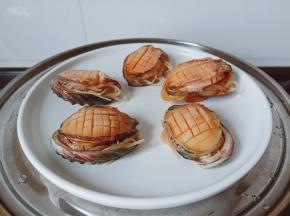 鲍鱼上锅蒸，上汽后8分钟，鲍鱼不要蒸时间太长，蒸时间过长鲍鱼会老。