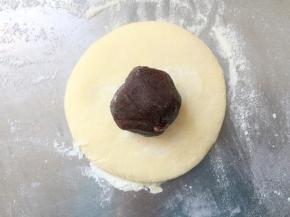 取一个面剂，压扁，放上豆沙馅