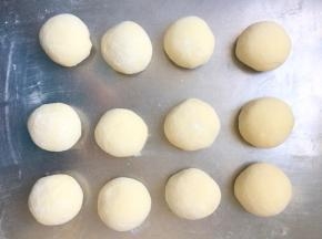 排气，分割成等量大小，揉匀备用