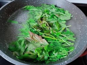 可以加一点点盐，焯水后的香椿颜色好看。
