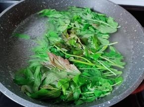 可以加一点点盐，焯水后的香椿颜色好看。