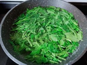 香椿焯水一分钟。