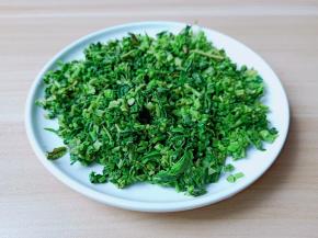 香椿切成小末。