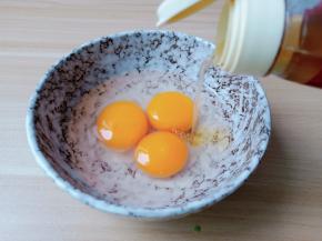 加半勺料酒炒好的鸡蛋更加蓬松。