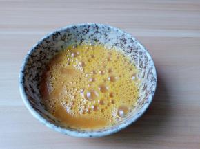 用筷子搅拌均匀。