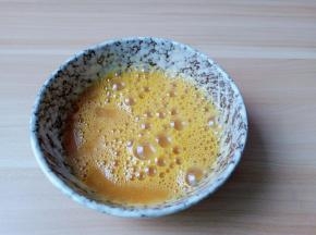 用筷子搅拌均匀。