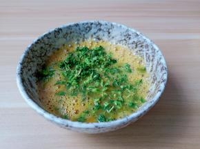 加入切碎的香椿末。