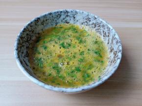 用筷子搅拌一下。