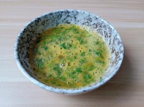 用筷子搅拌一下。