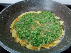 锅里放两勺油，油微微有点热加鸡蛋液开中火慢慢煎。