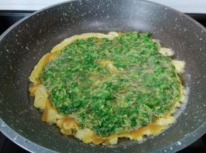 锅里放两勺油，油微微有点热加鸡蛋液开中火慢慢煎。