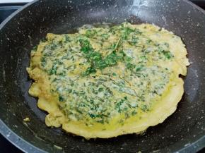 煎到一面金黄再翻另外一面煎。