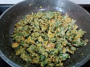 等到鸡蛋定型用铲子把鸡蛋铲碎块。