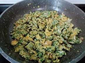 等到鸡蛋定型用铲子把鸡蛋铲碎块。