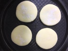 电饼铛预热后，不刷油放入饼坯