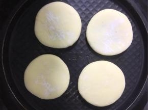 电饼铛预热后，不刷油放入饼坯