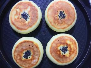 两面金黄，边缘按一下很快回弹即可