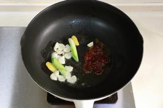 锅中倒入食用油烧热，下入姜、葱和蒜爆香，加1勺豆瓣酱翻炒。