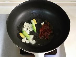 锅中倒入食用油烧热，下入姜、葱和蒜爆香，加1勺豆瓣酱翻炒。