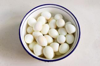 去掉鹌鹑蛋的壳，用刀在鹌鹑蛋上划3个口子，便于入味。