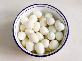 去掉鹌鹑蛋的壳，用刀在鹌鹑蛋上划3个口子，便于入味。