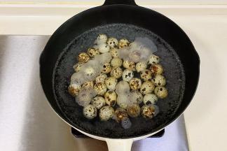 把鹌鹑蛋放入锅中煮10分钟，煮好之后捞出放冷水中。