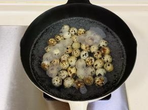 把鹌鹑蛋放入锅中煮10分钟，煮好之后捞出放冷水中。