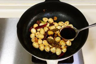 放入鹌鹑蛋，加2勺生抽、1勺老抽和1勺蚝油。