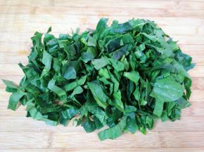 菠菜叶洗干净切碎。