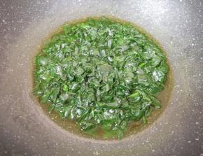 锅内放入少许纯净水烧开，放入食用碱和菠菜叶，用筷子搅拌均匀，再次烧开以后转小火煮至菠菜叶软烂关火。