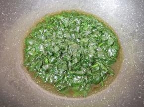 锅内放入少许纯净水烧开，放入食用碱和菠菜叶，用筷子搅拌均匀，再次烧开以后转小火煮至菠菜叶软烂关火。