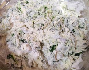 加入中筋面粉搅拌成絮状。