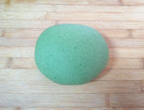 倒在案板上，揉成光滑偏硬的面团，盖上保鲜膜饧半个小时。