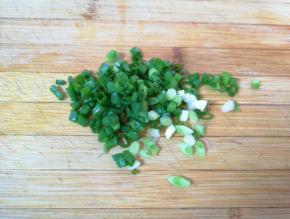 小葱洗干净切碎备用。