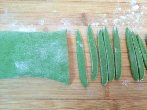 饧好的面团再次揉光，整形成1厘米左右厚度的长方形，切成薄片，为了防止粘连一定记得撒上干粉。