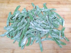 看看做好的驴蹄子菠菜面。