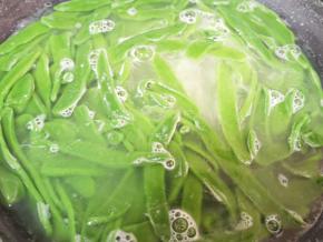 锅里放水烧开，下入驴蹄子面煮熟，这个面比较硬，要多煮一会儿。