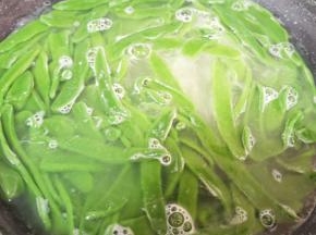 锅里放水烧开，下入驴蹄子面煮熟，这个面比较硬，要多煮一会儿。