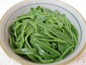 煮好的面条捞出放在大碗里，炒锅里倒入菜籽油烧至微微冒烟。