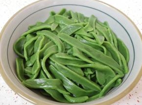 煮好的面条捞出放在大碗里，炒锅里倒入菜籽油烧至微微冒烟。