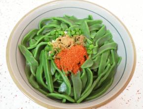 面条上撒上葱花，放上辣椒粉、五香粉和一点点花椒粉。