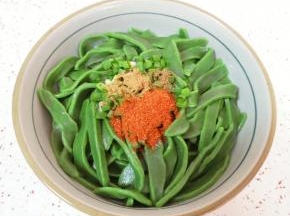 面条上撒上葱花，放上辣椒粉、五香粉和一点点花椒粉。